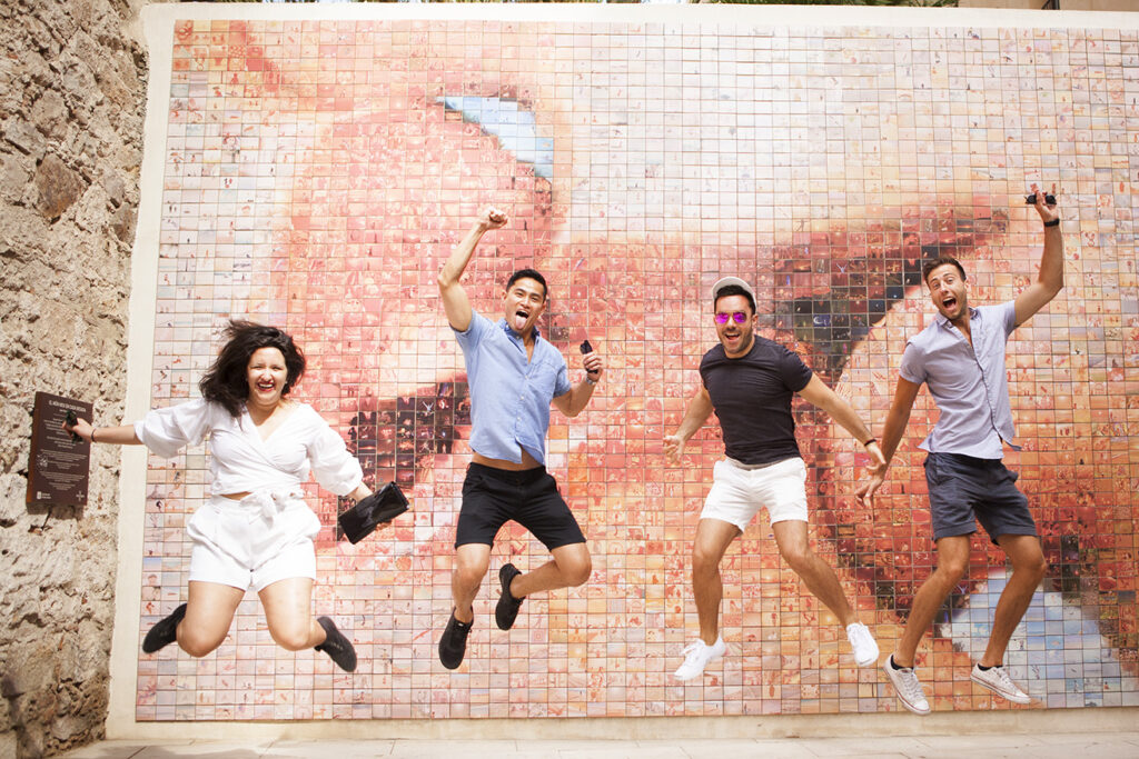 Friends photo shoot in Barcelona by Pickapictour