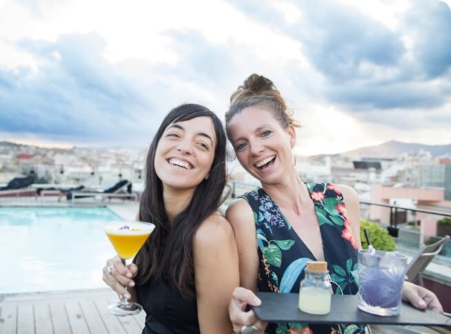 Chicas celebrando la vida en Barcelona