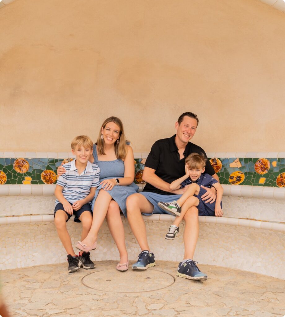 Familia feliz después de hacer una foto con Pick a Pic Tours